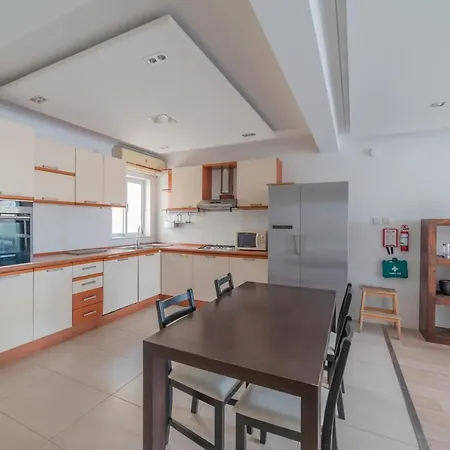 Amazing Marina Seafront, Stylish 3br *